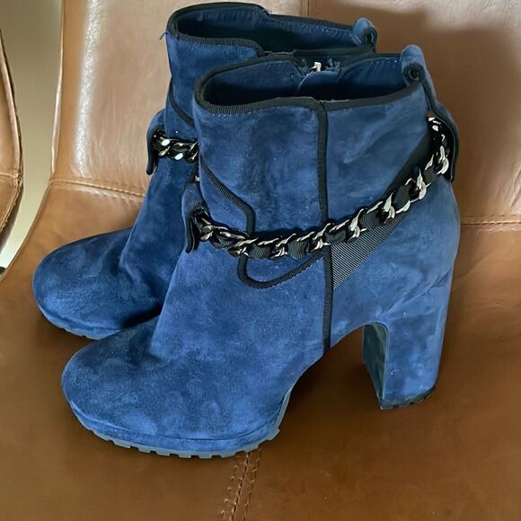 Karl Lagerfeld Lark Chain Suede Booties Size 8/ Excellent - Picture 2 of 7